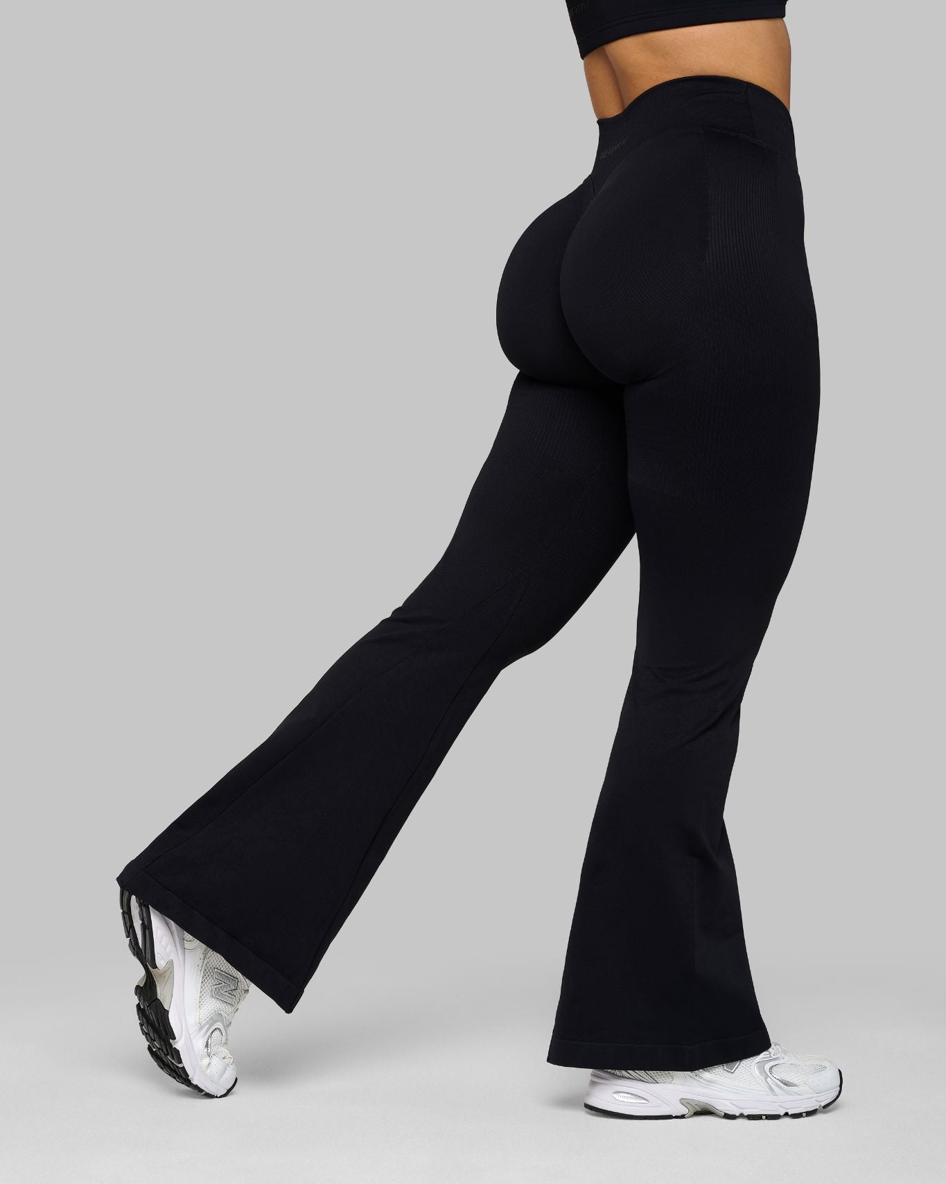 V-Waist Flared Leggings | Night Black